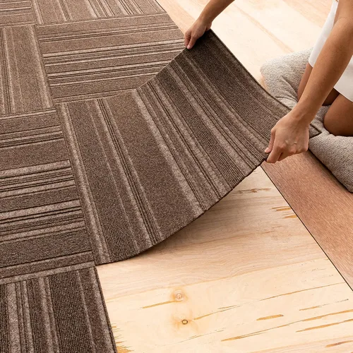 Miniatura 24 de Mohawk Home Baldosa de alfombra de 24" x 24" para interiores/exteriores, altura de pelo de 0.25", despegar y pegar, poliéster negro, (15 baldosas)