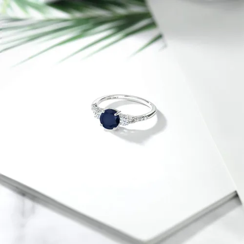 Miniatura 5 de Gem Stone King Anillo de compromiso de 3 piedras preciosas redondas de oro blanco de 10 quilates con piedra natal de 0.236 in con piedra natal
