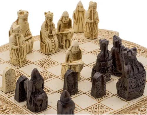Miniatura 6 de Isle of Lewis - Juego de ajedrez celta compacto de 9 pulgadas, color crema