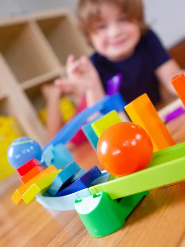 Miniatura 7 de HABA Kullerbu Kringel Domino Playset – Juego de 33 piezas de pista de bolas con dos juegos de dominó que caen – A partir de 2 años