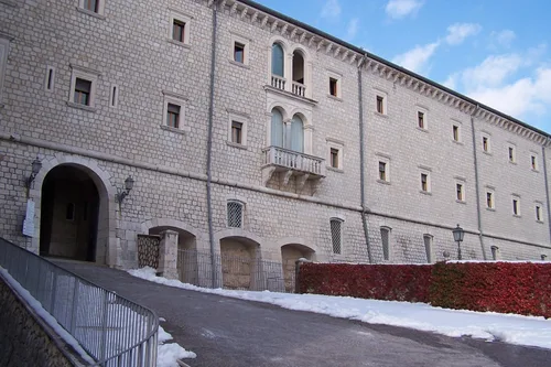 Miniatura 8 de Medalla de cruz esmaltada de San Benito con cápsula de suelo Monte Cassino