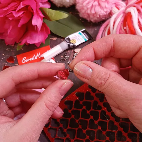 Miniatura 3 de Aretes de corazón con purpurina roja con postes de titanio hipoalergénicos sin níquel