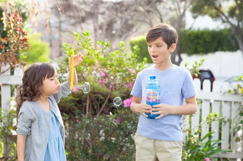 Miniatura 4 de Gazillion Solución gigante de burbujas 33.8 fl oz (1 L): crea enormes burbujas extra elásticas, seguras y no tóxicas, incluye varita de burbujas 7