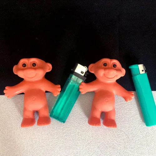 Miniatura 2 de Paquete de 2 lindas muñecas Troll Lighter Case Silicone Funny Mini Dolls Lighter Sleeve con suéter y sombrero para encendedores regulares de 3.2