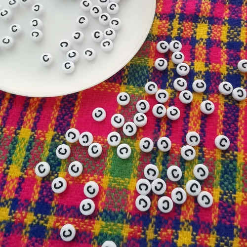 Miniatura 4 de Amaney - 100 cuentas de letras C de 0.27 x 0.16 pulgadas, cuentas acrílicas redondas blancas del alfabeto negro para hacer joyas de pulsera