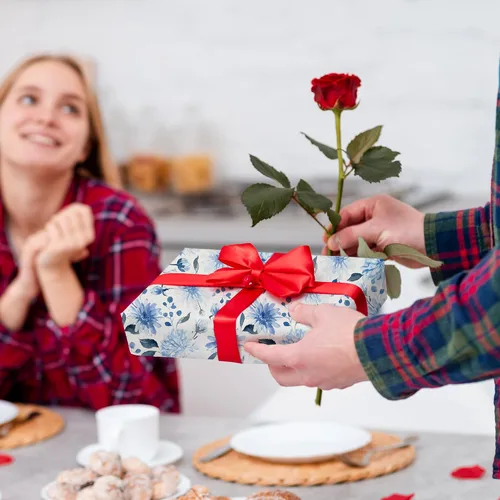 Miniatura 6 de SaringSwoon Papel de regalo floral azul y blanco para mujeres y niñas, envoltura de regalo de acuarela con diseño de flores azules para cumpleaños