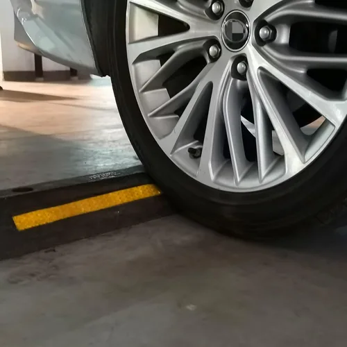 Miniatura 7 de ATPEAM Tope de goma para suelo de vehículo, paquete de 2 bloques de estacionamiento negros con rayas reflectantes amarillas para automóvil, camión
