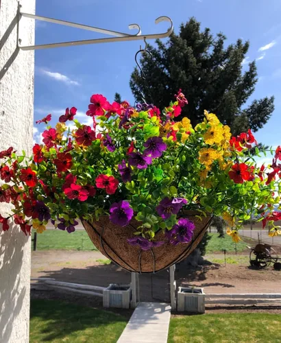 Miniatura 11 de Flores colgantes artificiales con cesta, flores de margaritas falsas en cestas colgantes forradas de coco de 12 pulgadas para la decoración