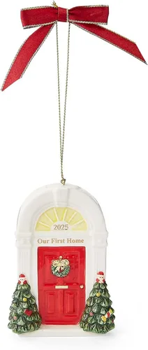 Miniatura 9 de Spode Adorno de chimenea para árbol de Navidad, primer hogar - Repisa festiva con medias, corona verde y acogedora escena de fuego, decoración