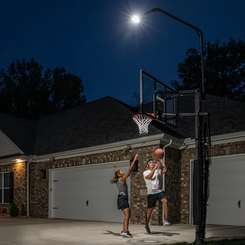 Miniatura 11 de Silverback La luz LED de aro de baloncesto ilumina el tablero, el borde y la cancha y se adapta a los aros cuadrados Silverback y Goaliath