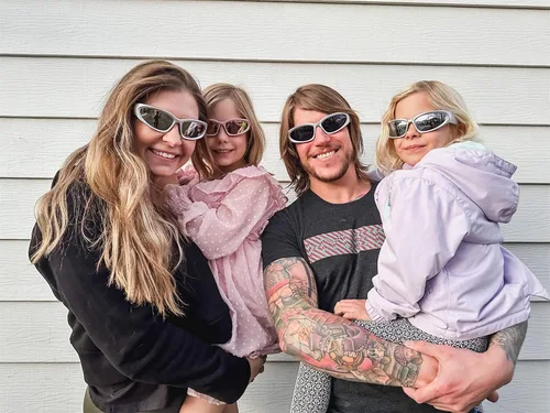 Miniatura 6 de GUVIVI Gafas de sol para niños con correa envolvente, gafas de sol futuristas para niños y niñas, persianas ovaladas de 4 a 12 años