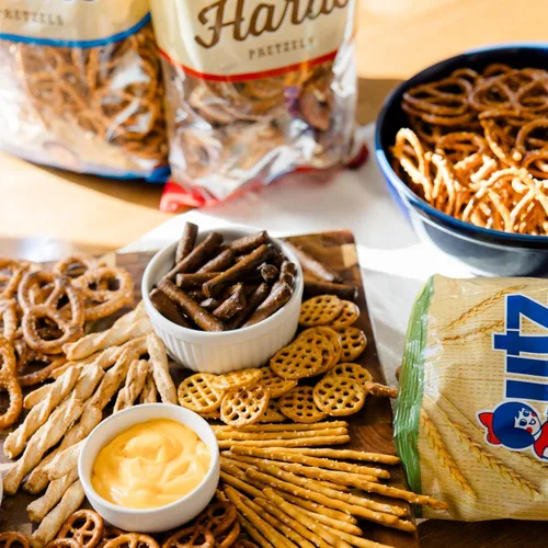 Miniatura 8 de UTZ Pretzels duros de masa madre rotos a la antigua, barril de 64 onzas, torsión clásica de nudo de pretzel grande y grueso, pretzel crujiente