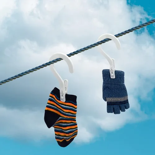 Miniatura 5 de Ganchos para ropa sucia, ganchos para botas, pasadores de ropa de plástico, clips para baño, viajes, portátil, color blanco (24 unidades)