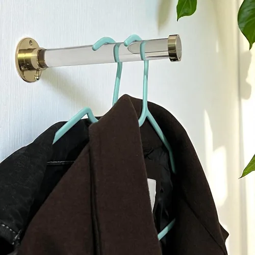 Miniatura 6 de Gancho para ropa montado en la pared, acabado de latón pulido, barra de Lucite resistente con soportes dorados, organizador de armario para abrigos