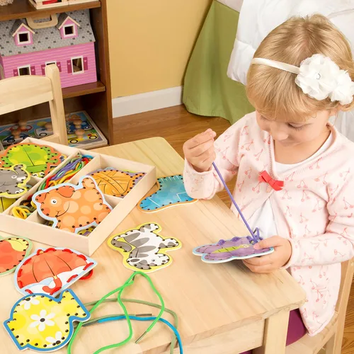 Miniatura 2 de Melissa & Doug. Juego de tarjetas de madera con paneles de doble cara y cordones a juego