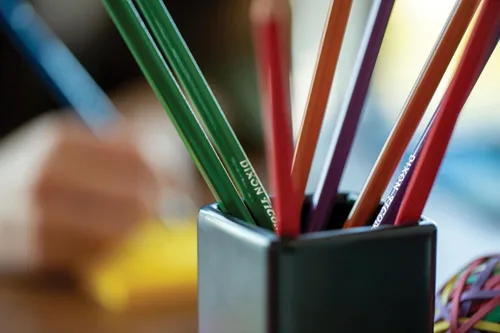Miniatura 6 de TICONDEROGA Lápices de grafito con revestimiento de madera, #2 HB suave, preafilado, barriles de colores surtidos, plomo negro, paquete de 10 (13932)