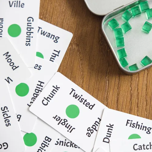 Miniatura 4 de Cheer Up Games Juego de cartas portátil Swearmints El juego de fiesta portátil que cabe en tu bolsillo, combina palabras tontas para crear