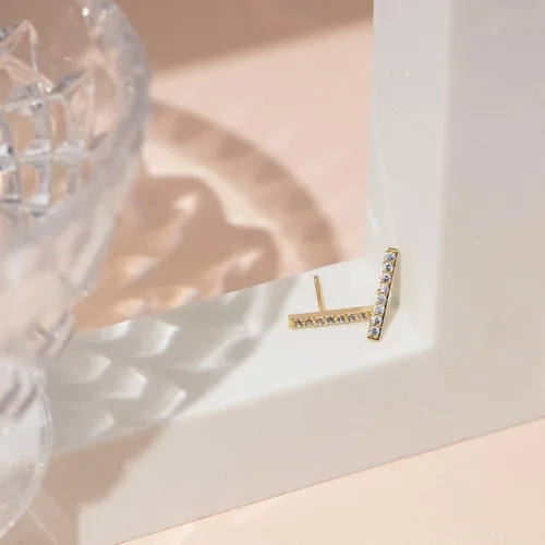 Miniatura 15 de PAVOI Aretes de plata de ley chapados en oro de 14 quilates, delicados aretes de mini barra Aretes de oro para mujer