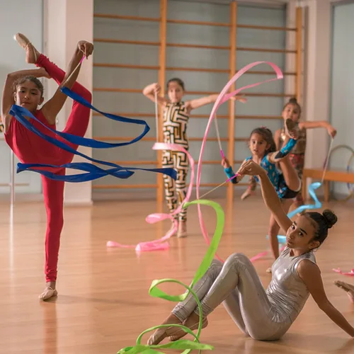 Miniatura 2 de PAMASE Cintas de baile – 16 paquetes de varitas de cinta con asas antideslizantes para regalo de niñas, gimnasia rítmica de 6.6 pies, bailarín, arco