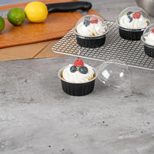Miniatura 9 de Restaurantware Ramequines desechables de 4.2 onzas con tapas, 100 vasos desechables redondos de crema brulee, tapas de cúpula aptas para horno, Negro