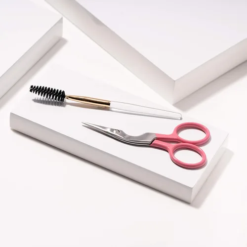Miniatura 5 de Tweezerman Exclusivas Tijeras y Cepillo para Cejas con Rosa de Té Tea rose
