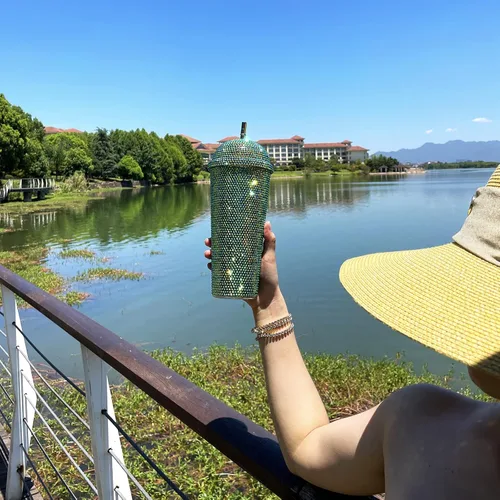 Miniatura 7 de Vaso de 24 onzas con diamantes de imitación hechos a mano con tachuelas, botella de agua reutilizable de plástico con doble pared con tapa y pajitas