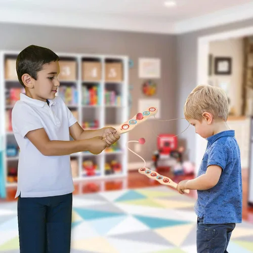 Miniatura 6 de ArtCreativity Juego de 2 paletas de madera con bola roja en cuerda, juguetes al aire libre para niños y niñas, juegos de playa y patio trasero