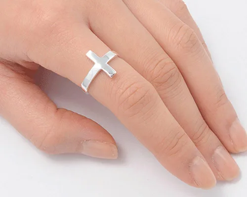 Miniatura 2 de ELIJA SU COLOR Anillo de plata con diseño de cruz