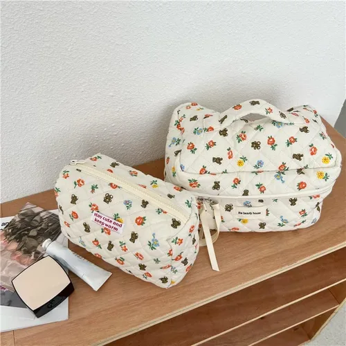 Miniatura 3 de Bolsa de maquillaje Kawaii bonita bolsa de cosméticos de felpa japonesa, bolsa de aseo peluda con patrones de flores de oso de hadas con cremallera