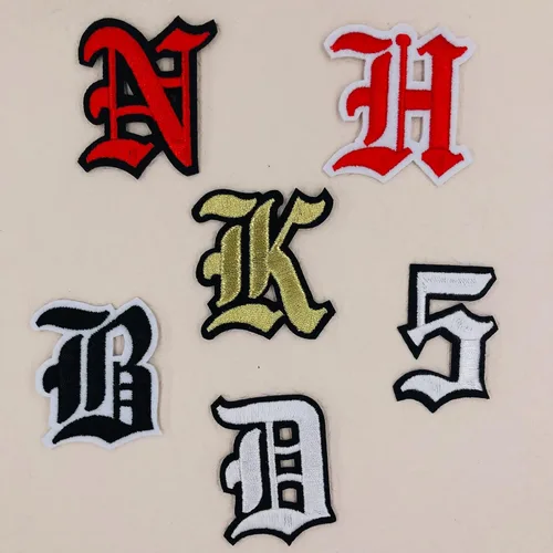 Miniatura 7 de Parches de letras góticas blancas en inglés antiguo termoadhesivas A-Z de 2" bordadas, transferencia térmica/cosidas, alfabeto vintage en fieltro