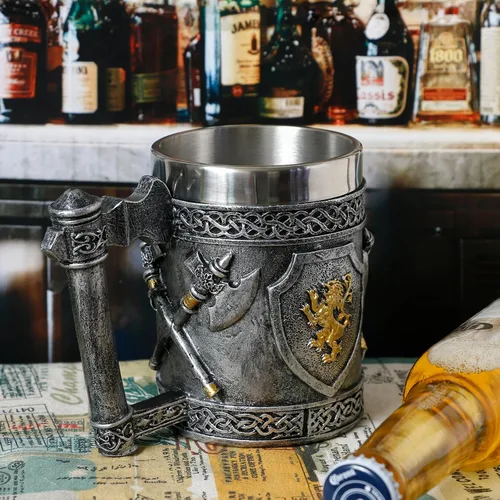 Miniatura 2 de Taza medieval con hachas vikingas, regalos para hombres, escudos de león de oro inglés, jarras de cerveza, jarra de café inoxidable, arte