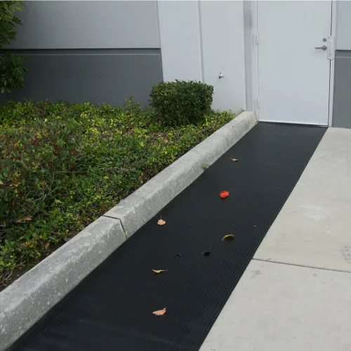 Miniatura 4 de Rubber-Cal "Wide Rib" tapete para piso de caucho corrugado, 1/8" de grosor, rollo de 3 pies x 1 pie., Negro