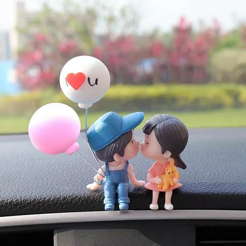 Lindo adorno de coche con diseño de pareja de caricaturas, decoración de tablero de automóvil, figuras de pareja besando, adornos de globos (A)