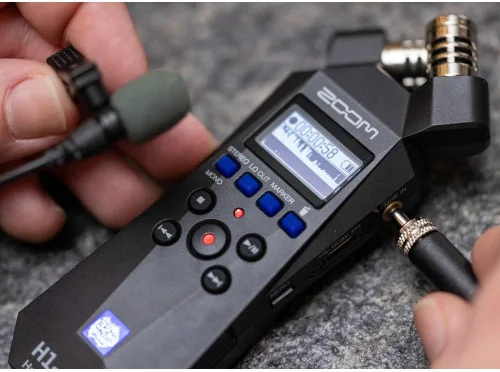 Miniatura 2 de Zoom H1essential - Grabadora de audio portátil de 2 pistas y 32 bits con micrófono Lavalier GO Lav, 5 baterías AAA, cable USB-C a USB-C y tarjeta