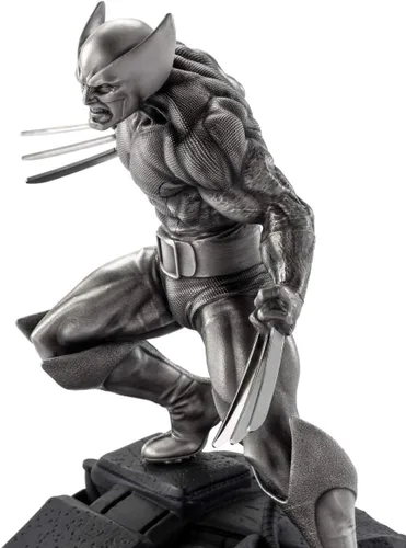 Miniatura 6 de Royal Selangor Estatua victoriosa de Wolverine de edición limitada de peltre de la colección Marvel acabada a mano