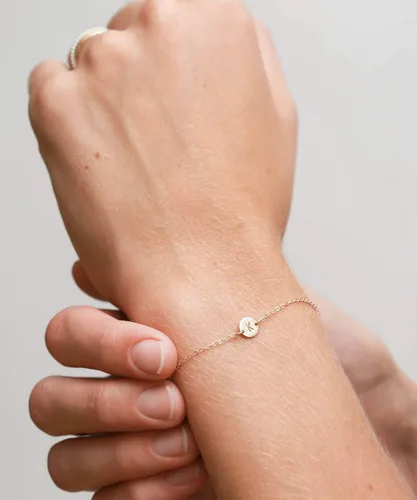 Miniatura 6 de Pulsera con dije de inicial para mujer, chapada en oro de 18 quilates, acero inoxidable, con disco de moneda, grabada, pulsera personalizada