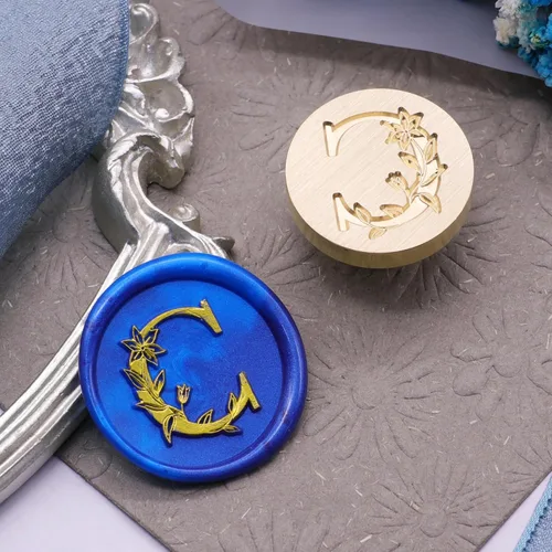 Miniatura 3 de SWANGSA Kit de sello de cera con letra inicial del alfabeto C, elegante sello de sellado de letras florales botánicas con 200 cuentas de cera