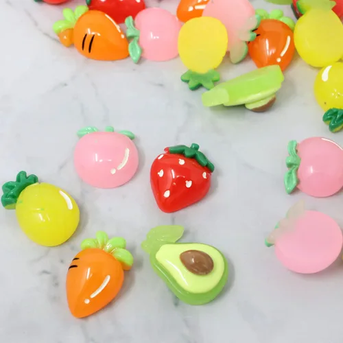 Miniatura 4 de Honbay 50 cuentas de resina de frutas con parte trasera plana, lindos cabujones de limo de piña, fresa, melocotón, zanahoria, accesorios