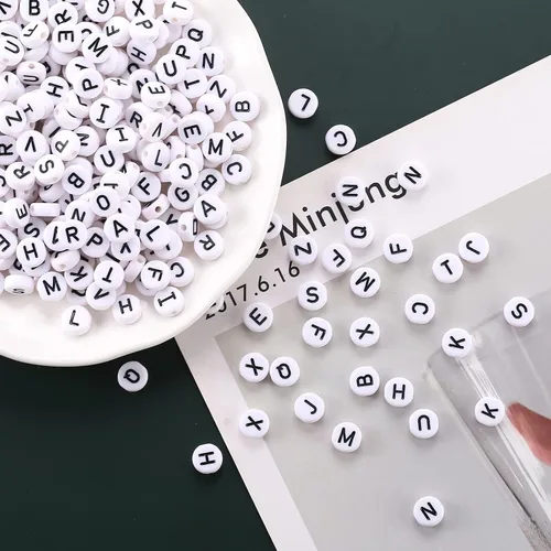 Miniatura 3 de 500 cuentas del alfabeto negro sobre blanco, cuentas redondas de letras acrílicas de 0.394 pulgadas, cuentas de letras blancas del alfabeto A-Z