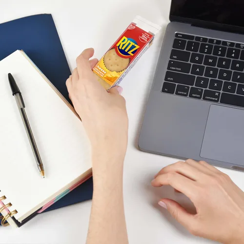 Miniatura 11 de RITZ Galletas tipo sándwich de queso, aperitivos para el almuerzo, 20 paquetes de bocadillos (6 galletas por paquete)