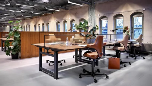Miniatura 9 de HAG Capisco Silla de escritorio estándar ajustable, marco negro, asiento negro de vinilo ónix