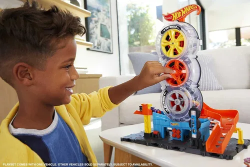 Miniatura 2 de Hot Wheels City Super Twist Tire Shop - Juego de tienda de neumáticos con giro de llave para hacer viajar los autos a través de los neumáticos