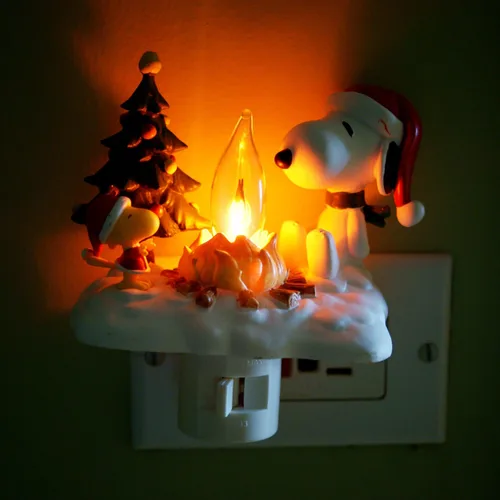 Miniatura 3 de Snoopy By Camp Fire - Luz nocturna parpadeante con enchufe giratorio de poliresina de 4.5 pulgadas