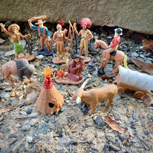 Miniatura 2 de 11 figuras de juguete pintadas a mano, de Safari Ltd (Wild West TOOB)
