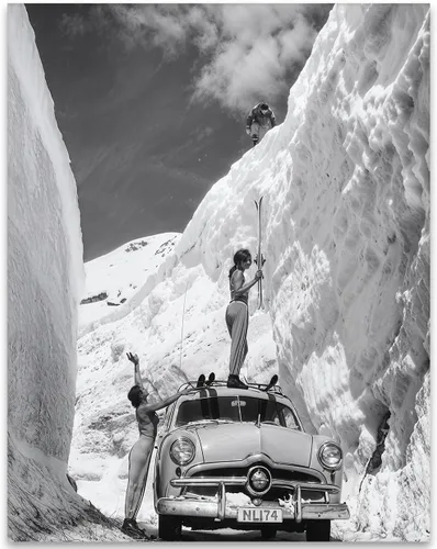 Foto vintage del cañón de la nieve – Mujeres y coche clásico en escena de esquí 11 x 14 pulgadas sin marco – Arte de pared de esquí retro en blanco