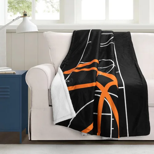 Lush Decor Manta Sherpa de juego de baloncesto, 50 pulgadas de ancho x 60 pulgadas de largo, color negro y naranja, acogedora y suave, manta