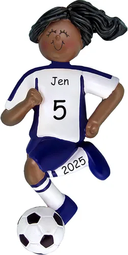 Miniatura 21 de Adorno de Navidad personalizado de fútbol, uniforme blanco y negro, niña, cabello rubio, bola de regate, resina pintada a mano, 4.5 pulgadas