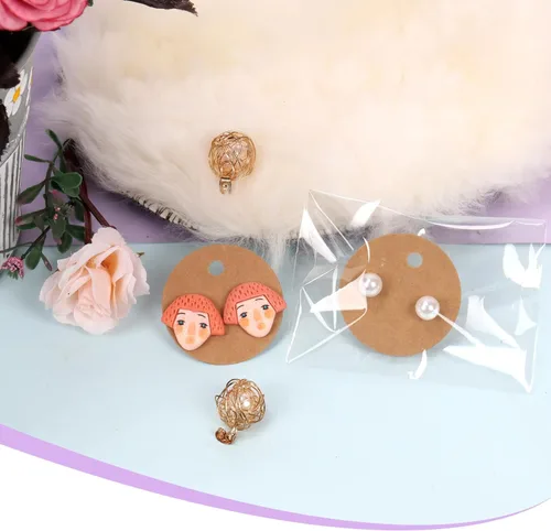 Miniatura 6 de Swpeet Juego de 600 tarjetas de exhibición de aretes de papel kraft, tarjetas redondas de 1.6 in a 1.6 pulgadas con parte trasera de aretes y bolsas