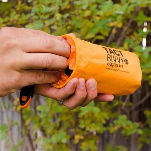 Miniatura 3 de Survival Frog Tact Bivvy 2.0 - Saco de dormir de emergencia con bolsa de transporte, mosquetón, silbato de supervivencia, ParaTinder, compacto