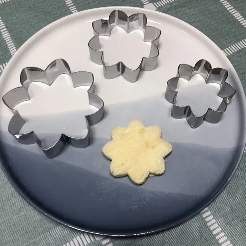 Miniatura 7 de Juego de cortadores de galletas de girasol, tamaño 3.8 pulgadas, 3.1 pulgadas, 2.6 pulgadas, 3 piezas, cortadores de galletas para decoración